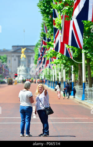 Zwei Frauen in der Mall, während es für den Verkehr gesperrt ist. London, England, UK. Mit Blick auf den Buckingham Palace Stockfoto