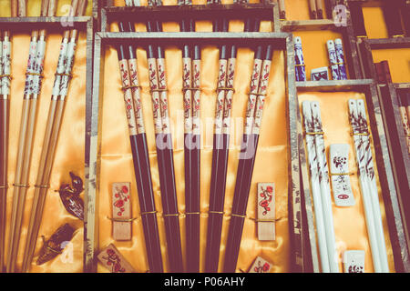 China Essstäbchen Sortiment im lokalen Markt. Stockfoto