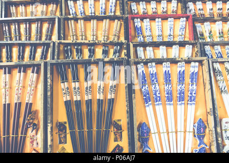 China Essstäbchen Sortiment im lokalen Markt. Stockfoto