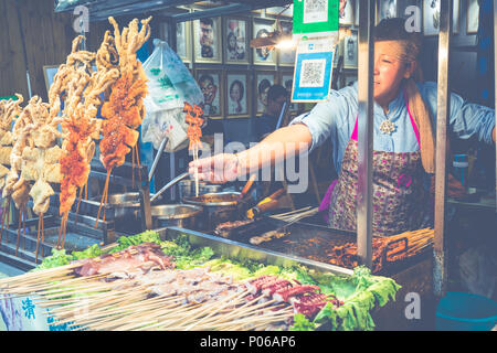 XIAN, CHINA - 23. MAI 2018: Unbekannter Kaufleute sind, die traditionelles Essen in Xian, China. Stockfoto