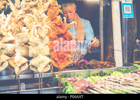 XIAN, CHINA - 23. MAI 2018: Unbekannter Kaufleute sind, die traditionelles Essen in Xian, China. Stockfoto