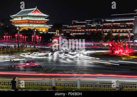 XIAN, CHINA - 23. MAI 2018: die berühmten Glockenturm in der Stadt Xi'an, China. Xi'an ist die Hauptstadt der Provinz Shaanxi und eine der ältesten Städte in China. Xi. Stockfoto