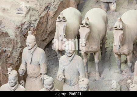 XIAN, CHINA - 24. MAI 2018: Die Terrakotta Armee Krieger am Grab von Chinas erstem Kaiser in Xian. Unesco-Weltkulturerbe. Stockfoto