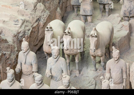 XIAN, CHINA - 24. MAI 2018: Die Terrakotta Armee Krieger am Grab von Chinas erstem Kaiser in Xian. Unesco-Weltkulturerbe. Stockfoto