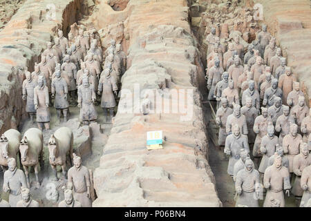 XIAN, CHINA - 24. MAI 2018: Die Terrakotta Armee Krieger am Grab von Chinas erstem Kaiser in Xian. Unesco-Weltkulturerbe. Stockfoto