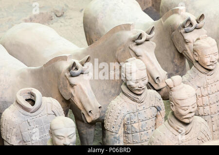 XIAN, CHINA - 24. MAI 2018: Die Terrakotta Armee Krieger am Grab von Chinas erstem Kaiser in Xian. Unesco-Weltkulturerbe. Stockfoto