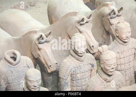 XIAN, CHINA - 24. MAI 2018: Die Terrakotta Armee Krieger am Grab von Chinas erstem Kaiser in Xian. Unesco-Weltkulturerbe. Stockfoto