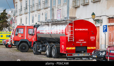 Faro, Portugal - Mai 01, 2018: Fire Trucks vor einer Freiwilligen Feuerwehr an einem Frühlingstag geparkt Stockfoto