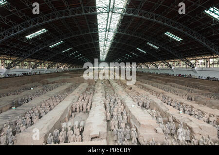 XIAN, CHINA - 24. MAI 2018: Die Terrakotta Armee Krieger am Grab von Chinas erstem Kaiser in Xian. Unesco-Weltkulturerbe. Stockfoto