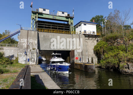 Boote verlassen Lock 17, Little Falls, New York, höchste Aufzug in der NY State Kanalsystem, und nur "Guillotine"-Design im Zustand. Stockfoto