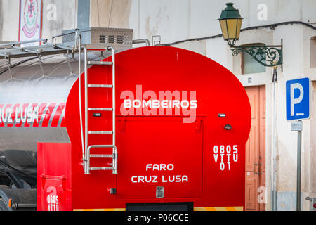 Faro, Portugal - Mai 01, 2018: Fire Trucks vor einer Freiwilligen Feuerwehr an einem Frühlingstag geparkt Stockfoto