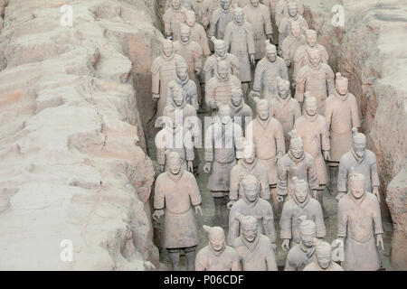 XIAN, CHINA - 24. MAI 2018: Die Terrakotta Armee Krieger am Grab von Chinas erstem Kaiser in Xian. Unesco-Weltkulturerbe. Stockfoto