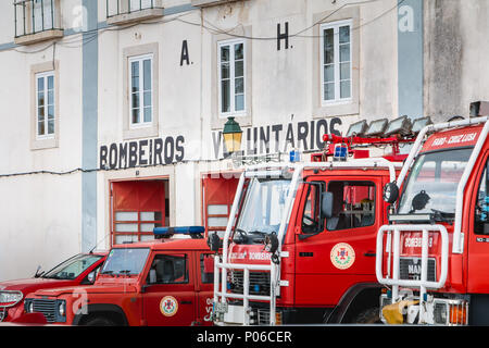 Faro, Portugal - Mai 01, 2018: Fire Trucks vor einer Freiwilligen Feuerwehr an einem Frühlingstag geparkt Stockfoto