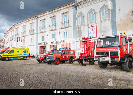 Faro, Portugal - Mai 01, 2018: Fire Trucks vor einer Freiwilligen Feuerwehr an einem Frühlingstag geparkt Stockfoto