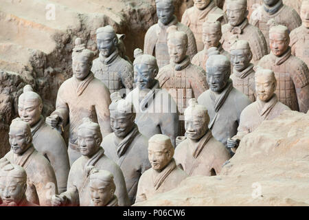 XIAN, CHINA - 24. MAI 2018: Die Terrakotta Armee Krieger am Grab von Chinas erstem Kaiser in Xian. Unesco-Weltkulturerbe. Stockfoto