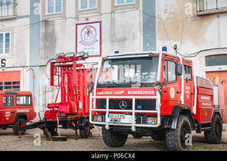 Faro, Portugal - Mai 01, 2018: Fire Trucks vor einer Freiwilligen Feuerwehr an einem Frühlingstag geparkt Stockfoto