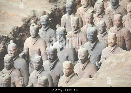 XIAN, CHINA - 24. MAI 2018: Die Terrakotta Armee Krieger am Grab von Chinas erstem Kaiser in Xian. Unesco-Weltkulturerbe. Stockfoto