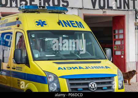 Faro, Portugal - Mai 01, 2018: Krankenwagen vor einer Freiwilligen Feuerwehr an einem Frühlingstag geparkt Stockfoto