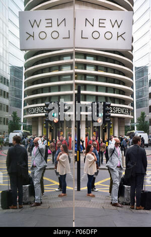 Büro Arbeiter, Touristen und Passanten vorbei Zweige der neuen Look und Marks und Spencer an der Kreuzung der Gracechurch und der Lombard Street in der Stockfoto