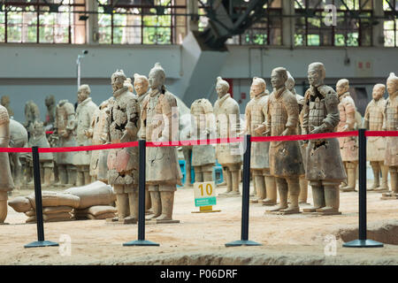 XIAN, CHINA - 24. MAI 2018: Die Terrakotta Armee Krieger am Grab von Chinas erstem Kaiser in Xian. Unesco-Weltkulturerbe. Stockfoto