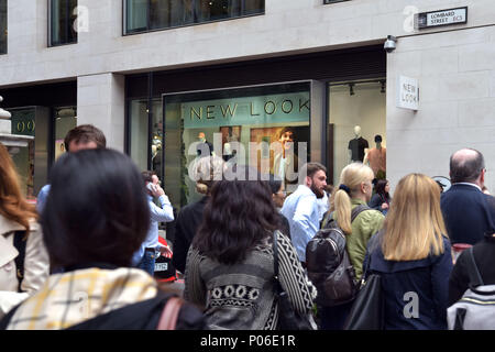 Büro Arbeiter, Touristen und Passanten vorbei Zweige der Neuen auf der Kreuzung der Gracechurch und der Lombard Street in der City von London. Die h Stockfoto