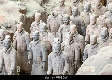 XIAN, CHINA - 24. MAI 2018: Die Terrakotta Armee Krieger am Grab von Chinas erstem Kaiser in Xian. Unesco-Weltkulturerbe. Stockfoto