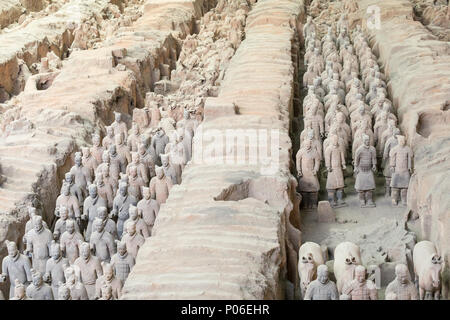 XIAN, CHINA - 24. MAI 2018: Die Terrakotta Armee Krieger am Grab von Chinas erstem Kaiser in Xian. Unesco-Weltkulturerbe. Stockfoto