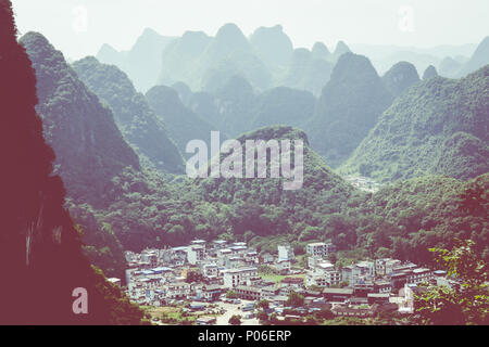 Luftaufnahme von einem Dorf aus Mond Hügel Berg. Yangshuo, China, Asien Stockfoto