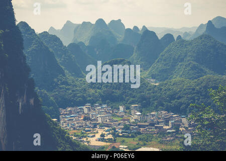 Luftaufnahme von einem Dorf aus Mond Hügel Berg. Yangshuo, China, Asien Stockfoto