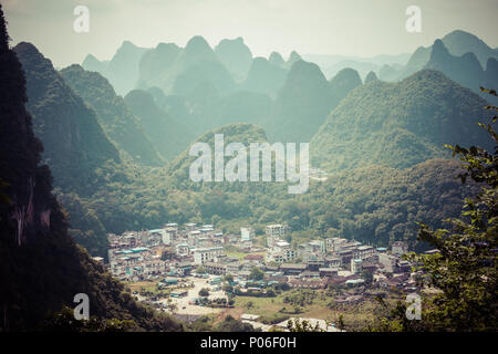Luftaufnahme von einem Dorf aus Mond Hügel Berg. Yangshuo, China, Asien Stockfoto