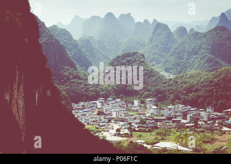 Luftaufnahme von einem Dorf aus Mond Hügel Berg. Yangshuo, China, Asien Stockfoto