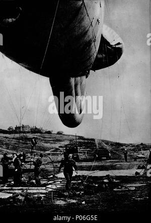 Frau Der WAAF Umgang mit einem Schwall Ballon, 1943. Artist: Unbekannt. Stockfoto