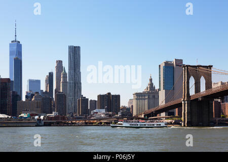 Skyline von Manhattan und Brooklyn Bridge aus Brooklyn Bridge Park, New York City, USA Stockfoto