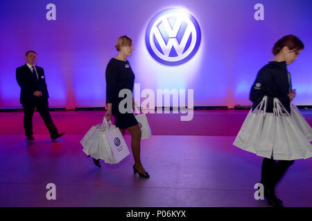 Wreschen, Polen, Mitarbeiter vor der VW-Logo die Eröffnung der Fabrik von VW Nutzfahrzeuge Stockfoto