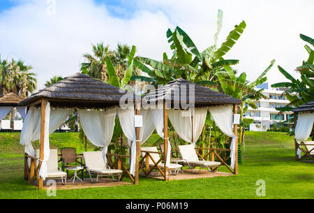 Paphos, Zypern - 20. Juli 2017: Pavillon auf Mediterranean Beach, Paphos. Zypern Stockfoto