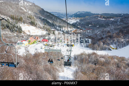 TZAHKADZOR, Armenien - Januar 3, 2014: Ansicht der beliebten Ski- und Klima Anlage.; liegt 50 km nord-östlich von Eriwan und 5 km vom Bezirk Mitte, Stadt Stockfoto