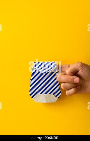 Zurück zum Konzept der Schule. Papier gestreifter Rucksack mit Schulmaterial. Origami. Paper Craft. Platz kopieren Stockfoto