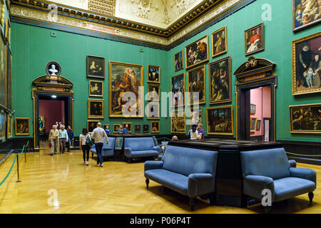 Wien, Österreich - 22. Oktober 2017: Besucher in der Caravaggio Hall des Kunsthistorischen Museums oder Kunsthistorische Museum Stockfoto