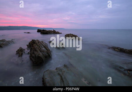 Sonnenaufgang über Hannafore in West Looe, Cornwall Stockfoto