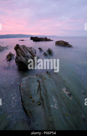 Sonnenaufgang über Hannafore in West Looe, Cornwall Stockfoto