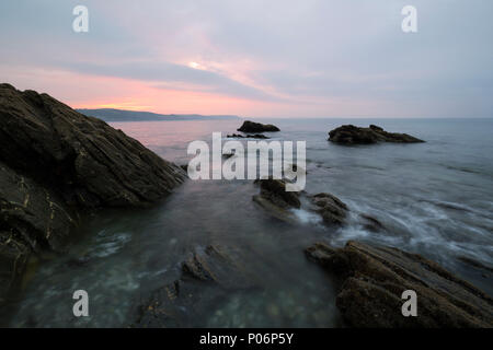 Sonnenaufgang über Hannafore in West Looe, Cornwall Stockfoto