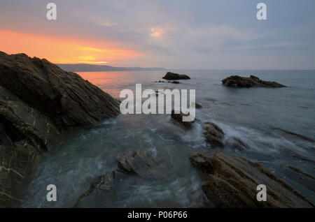 Sonnenaufgang über Hannafore in West Looe, Cornwall Stockfoto