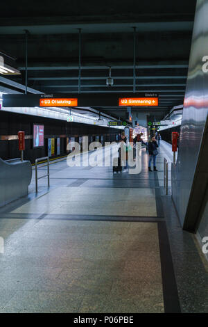 Wien, Österreich - 22. Oktober 2017: Plattform der Metro Station Volkstheater Stockfoto