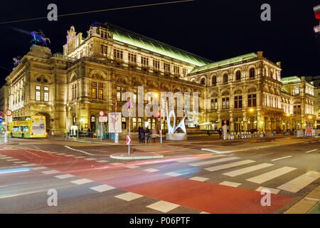 Wien, Österreich - 22. Oktober 2017: Wiener Staatsoper oder an der Wiener Staatsoper (1709) Fassade bei Nacht Stockfoto