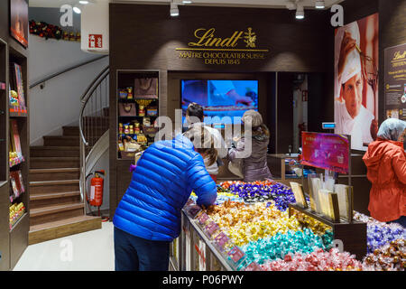 Wien, Österreich - 22. Oktober 2017: Käufer kaufen Schokolade und Süßigkeiten in das Innere des Ladens der berühmten Marke Lindt Stockfoto