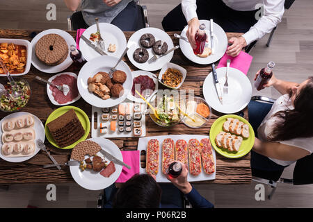 Hohe Betrachtungswinkel der jungen Freunde zu Mittag zusammen Stockfoto