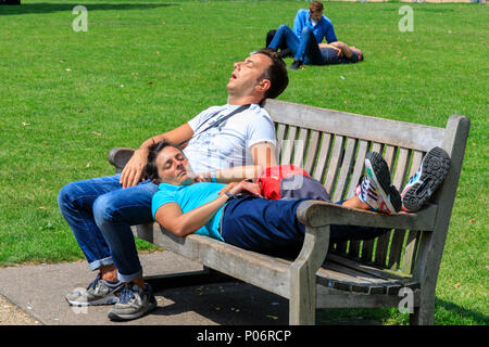 St. James Park, London, 8. Juni 2018. Ein paar ein Nickerchen in der Sonne zu genießen. Londoners, Besucher und Touristen genießen ein wunderschön sonnigen Nachmittag in der St. James Park, mit blauer Himmel über der Britischen Hauptstadt. Credit: Imageplotter Nachrichten und Sport/Alamy leben Nachrichten Stockfoto