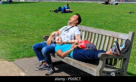 St. James Park, London, 8. Juni 2018. Ein paar ein Nickerchen in der Sonne zu genießen. Londoners, Besucher und Touristen genießen ein wunderschön sonnigen Nachmittag in der St. James Park, mit blauer Himmel über der Britischen Hauptstadt. Credit: Imageplotter Nachrichten und Sport/Alamy leben Nachrichten Stockfoto