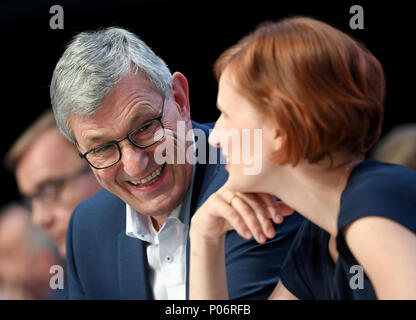 08. Juni 2018, Deutschland, Leipzig: Bernd Riexinger, Co - Vorsitzender der Partei Die Linke (Die Linke), und Katja Kipping, Vorsitzende der Linke, dargestellt, während der Linke Bundesparteitag sterben. Foto: Britta Pedersen/dpa Stockfoto