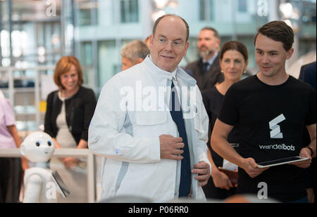 08. Juni 2018, Deutschland, Dresden: Albert II., Fürst von Monaco (C) trägt eine Jacke mit Sensoren und um "Pfeffer" der Roboter bei seinem Besuch in der Gläsernen Manufaktur von Volkswagen. Prince Albert ist aufgrund der Europäischen Kulturpreis TAURUS in den Abend zu erhalten. Foto: Monika Skolimowska/dpa-Zentralbild/dpa Stockfoto